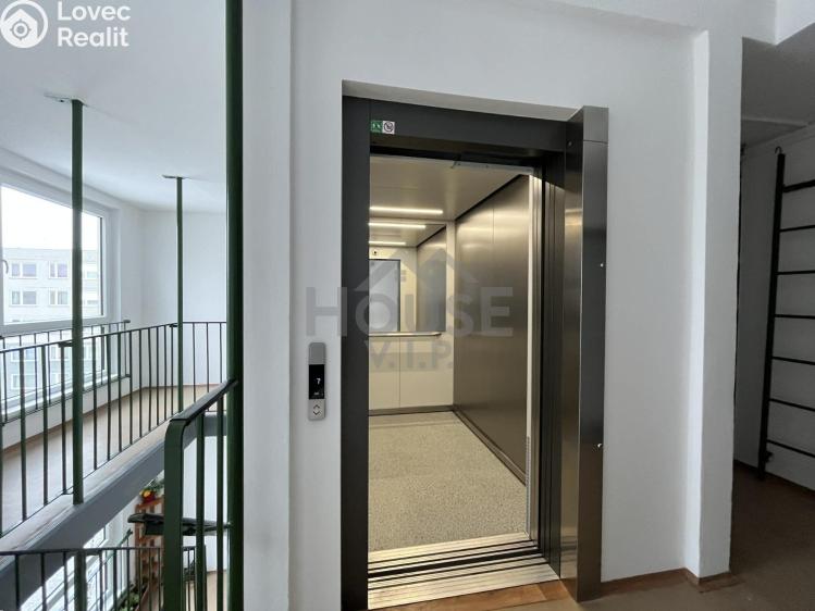 Prodej bytu 4+1 Praha, Mezi školami č. 31