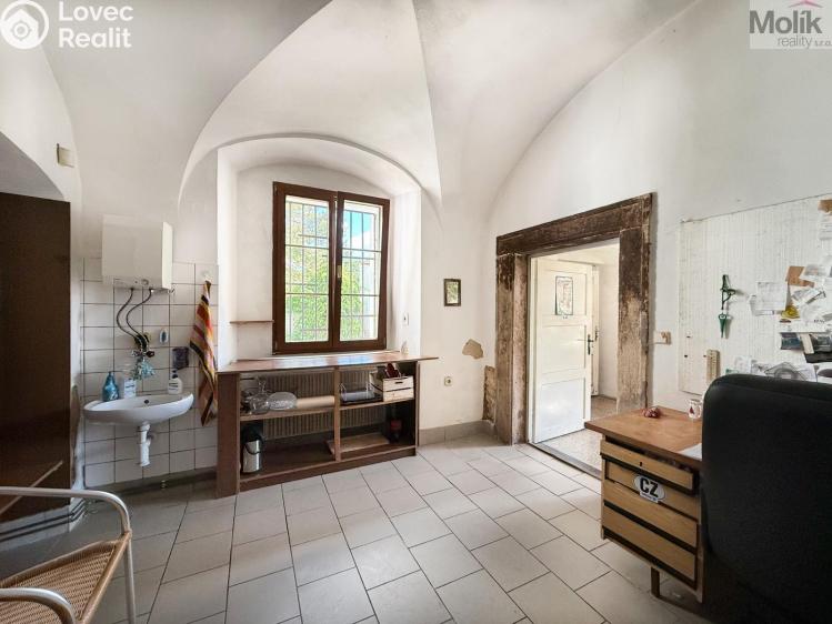 Rent commercial space Osek, náměstí Klášterní č. 15