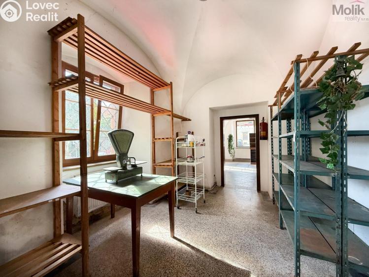 Rent commercial space Osek, náměstí Klášterní č. 18