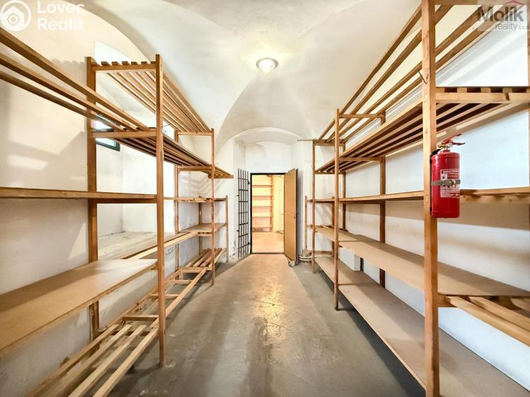 Rent commercial space Osek, náměstí Klášterní č. 21