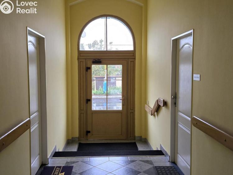 Rent commercial space Bílina, Náměstí 4/2 č. 2