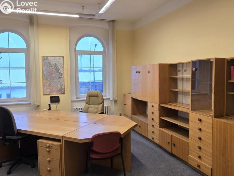 Rent commercial space Bílina, Náměstí 4/2 č. 8