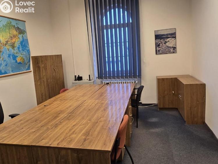 Rent commercial space Bílina, Náměstí 4/2 č. 11