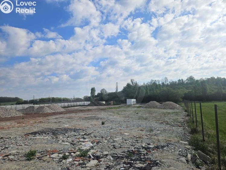 Prodej komerčního pozemku Úsilné č. 1