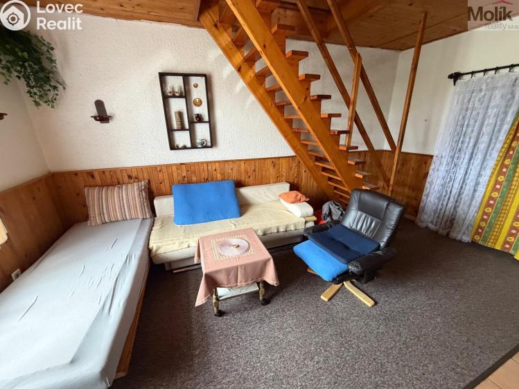 Sale hut Děčany č. 8