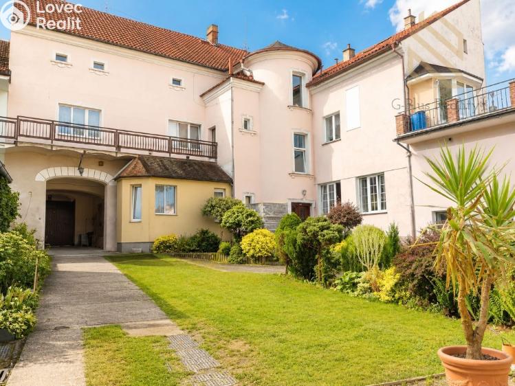 Sale multi-gen house Kostelec nad Labem, nám. Komenského 293 č. 1