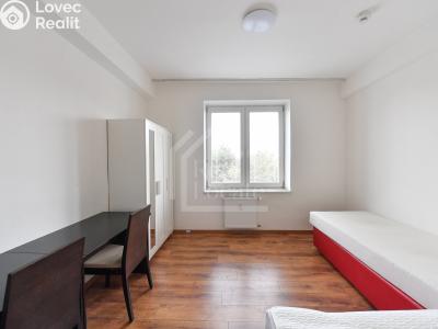 Pronájem atypického bytu Praha, Suchdolské náměstí č. 11