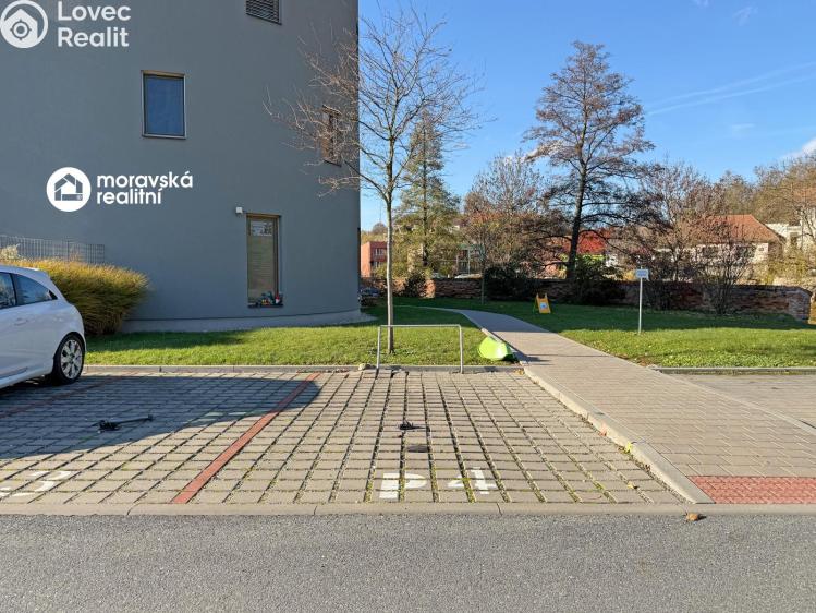 Pronájem garážového stání Oslavany, náměstí 13. prosince č. 2