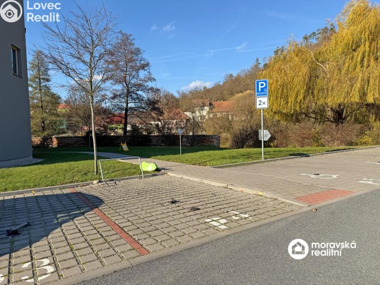 Pronájem garážového stání Oslavany, náměstí 13. prosince č. 3